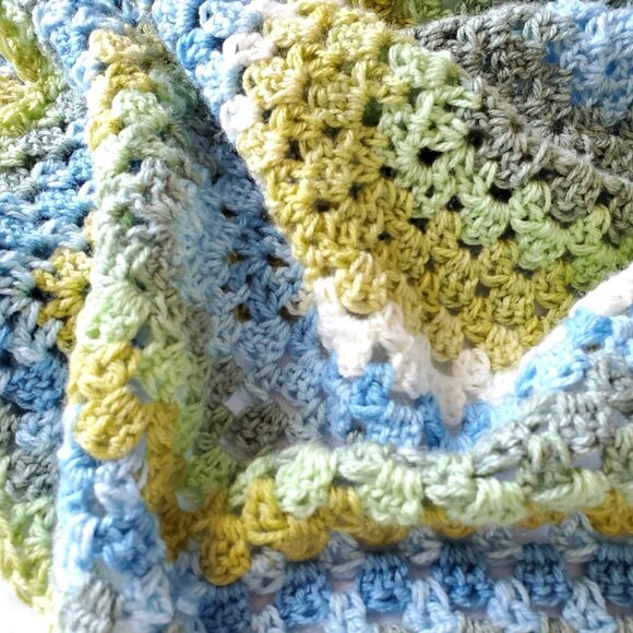 Crochet BABY BLANKET AFGHAN Lap Granny Square 29"x 29" Blue White Green New - Picture 8 of 9